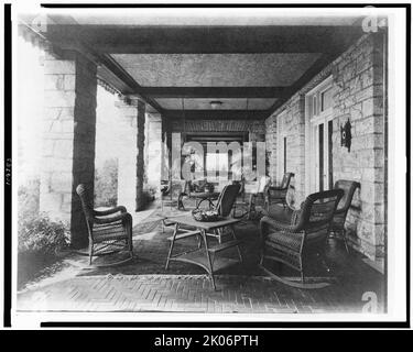 Portico di E.C. Converse casa, con mobili in vimini, Greenwich, Connecticut, 1908. La tenuta Conyers Farm, progettata da Donn Barber c1904, era di proprietà dell'imprenditore Edmund C. Converse. Foto Stock