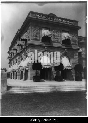 Hamilton Rice Home a Newport, Rhode Island, vista esterna del lato della casa, che mostra alberi in vaso sulla terrazza, tra il 1917 e il 1927. Il palazzo neoclassico Miramar è stato progettato da Horace Trumbauer per erede e filantropo Eleanor Elkins Widener e suo marito George Widener. Dopo la morte di Giorgio a bordo del RMS Titanic nel 1912 Eleanor si sposò di nuovo, e Miramar fu utilizzato come residenza estiva da lei e suo secondo marito, geografo ed esploratore Alexander H. Rice Jr. Foto Stock