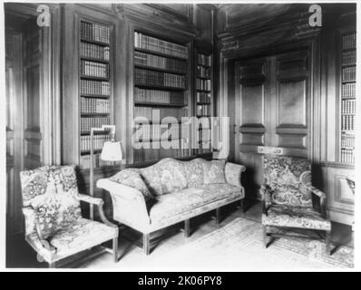 Biblioteca nella casa del riso della signora Hamilton, Newport, Rhode Island, 1917. Il palazzo neoclassico Miramar è stato progettato da Horace Trumbauer per George Widener ed Eleanor Elkins Widener. George e suo figlio Harry morirono a bordo del RMS Titanic nel 1912. Eleanor si sposò di nuovo e Miramar fu usata come residenza estiva da lei e dal suo secondo marito, geografo ed esploratore Alexander H. Rice Jr. Foto Stock