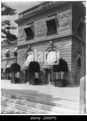 Hamilton Rice Home a Newport, Rhode Island, vista esterna che mostra una sezione della facciata della casa, tra il 1917 e il 1927. Il palazzo neoclassico Miramar è stato progettato da Horace Trumbauer per erede e filantropo Eleanor Elkins Widener e suo marito George Widener. Dopo la morte di Giorgio a bordo del RMS Titanic nel 1912 Eleanor si sposò di nuovo, e Miramar fu utilizzato come residenza estiva da lei e suo secondo marito, geografo ed esploratore Alexander H. Rice Jr. Foto Stock