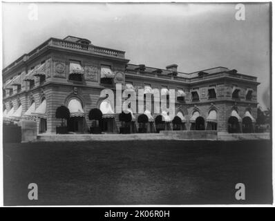 Hamilton Rice home, Newport, Rhode Island, vista esterna, tra le 1917:1927 e le 17:00. Il palazzo neoclassico Miramar è stato progettato da Horace Trumbauer per erede e filantropo Eleanor Elkins Widener e suo marito George Widener. Dopo la morte di Giorgio a bordo del RMS Titanic nel 1912 Eleanor si sposò di nuovo, e Miramar fu utilizzato come residenza estiva da lei e suo secondo marito, geografo ed esploratore Alexander H. Rice Jr. Foto Stock