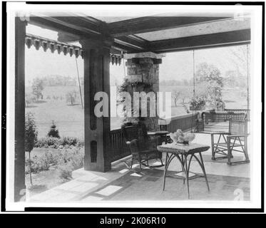 Portico con mobili in vimini, e vista sul prato per la casa di Edmund Cogswell Converse, Greenwich, Connecticut, 1908. La tenuta Conyers Farm, progettata da Donn Barber c1904, era di proprietà dell'imprenditore Edmund C. Converse. Foto Stock