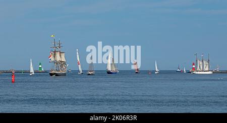 Navi a vela, fari, fiume Warnow, Hanse Sail, Warnemünde, Rostock, Meclemburgo-Pomerania occidentale, Germania Foto Stock