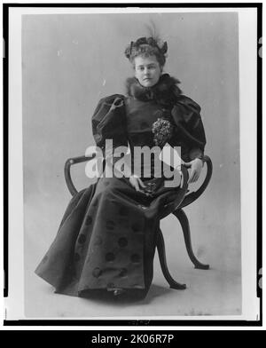 La signora Elizabeth Cameron, ritratto completo, seduto, rivolto verso la parte anteriore, tra le c1890 e le c1910. [Elizabeth Cameron, seconda moglie del senatore Donald Cameron, madre di Martha Cameron]. Foto Stock