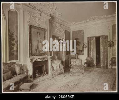 Mary Scott Townsend House, Washington, D.C., c1910. La fotografia mostra la stanza formale con camino decorativo, dipinti e mobili presso la casa Townsend, in seguito casa di Mathilde e B. Sumner Welles, ora il Cosmos Club, 2121 Massachusetts Ave., N.W., Washington, D.C. Foto Stock