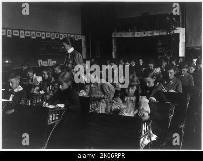 7th alunni della scuola di grado di divisione che lavorano in classe, Washington, D.C., (1899?). Foto Stock