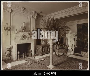 Mary Scott Townsend House, Washington, D.C., c1910. La fotografia mostra la sala scale con caminetto decorativo, mobili e sculture presso la Townsend House, in seguito casa di Mathilde e B. Sumner Wells, ora Cosmos Club, 2121 Massachusetts Ave., N.W., Washington, D.C. Foto Stock