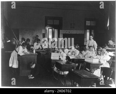 Attività di giornata piovosa a scuola - decorazione della classe, (1899?). Foto Stock