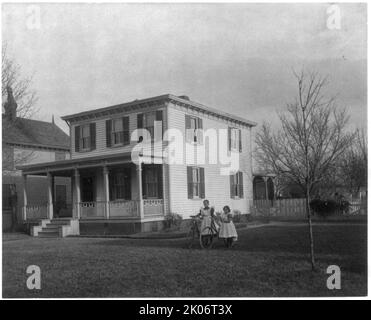 Hampton Institute, Hampton, Virginia, ca. 1898 - una casa del laureato, 1899 o 1900. Due bambine con biciclette sul prato. Foto Stock