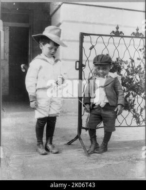 Quentin Roosevelt e Roswell Newcomb Pinckney come bambini, 1901. (Quentin (1897-1918), figlio più giovane del presidente Theodore Roosevelt, fu un pilota durante la prima guerra mondiale. Fu abbattuto sulla Francia, l'unico figlio di un presidente americano ad essere morto in combattimento. Il padre di Roswell era White House Steward durante l'amministrazione Roosevelt]. Foto Stock