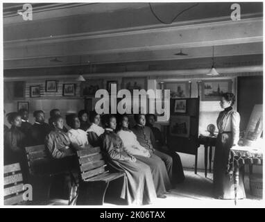 Hampton Institute, Hampton, Virginia, 1899 - studenti di sesso maschile e femminile in classe di Geografia "studiare le città della cattedrale", studiando le interpretazioni degli artisti delle famose cattedrali europee, 1899 o 1900. Foto Stock