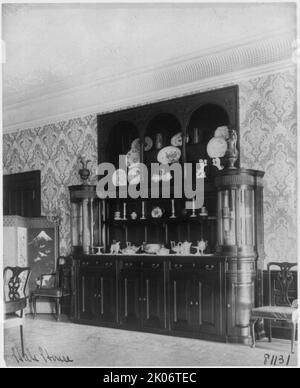 Interni decorati della casa di Chandler Hale, 1001 16th St., N.W., Washington, D.C., che mostra il pianoforte, caminetti e l'armadio della cina, c1900. Foto Stock