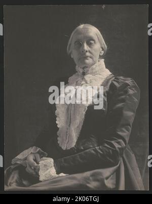 Susan B. (Susan Brownell) Anthony, 1820-1906, tra le 1900 e le 1906. La fotografia mostra Susan B. Anthony, ritratto a metà lunghezza, seduto, girato a sinistra, rivolto verso la parte anteriore, con le mani in grembo. [Riformista sociale americano e attivista per i diritti delle donne]. Foto Stock