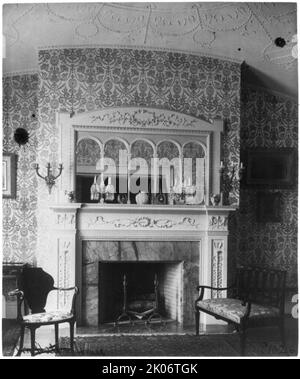 Interni decorati della casa di Chandler Hale, 1001 16th St., N.W., Washington, D.C., che mostra il pianoforte, caminetti e l'armadio della cina, c1900. Foto Stock