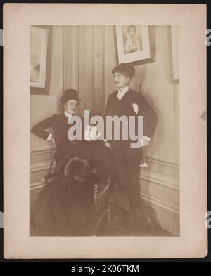 Frances Benjamin Johnston, piena lgth., in piedi, in costume, con baffi, posato con altre 2 persone, 1890 e 1900. Foto Stock