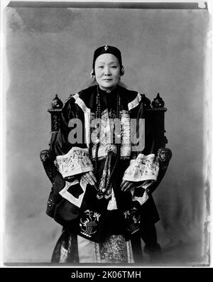 Mme. WU Ting Fang, tra il 1890 e il 1910. Signora Wu Tingfang, moglie del diplomatico cinese Wu Tingfang, ritratto di tre quarti di lunghezza, seduto, di fronte. Foto Stock