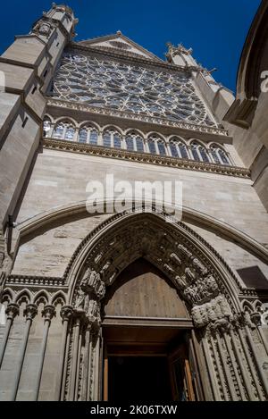 South Portal, Basilica di Saint-Denis, una cattedrale di singolare importanza storica e architettonica come il suo coro, completato nel 1144 impiega al Foto Stock