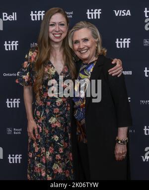 Toronto, Canada. 9th settembre 2022. (L-R) Chelsea Clinton e Hillary Clinton posa sul tappeto rosso al 2022 Toronto International Film Festival - 'nelle sue mani' Premiere Credit: Sharon Dobson/Alamy Live News Foto Stock