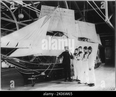 Accademia Navale degli Stati Uniti, Annapolis: Imparare le corde, (1902?). 4 mediatori e istruttori insegnano loro le corde sulla nave. Foto Stock