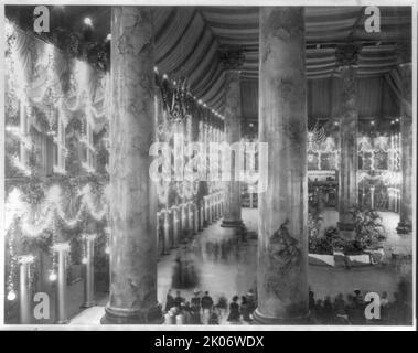 Interno della sala da ballo inaugurale, c1901. Pension Building, Washington, D.C., illuminato e decorato per la palla inaugurale McKinley. Foto Stock