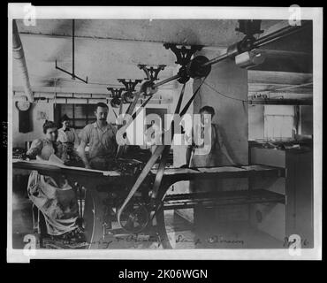 Operai nella sala di gommatura e asciugatura dei francobolli della Divisione francobolli presso il Bureau of Engraving &amp; Printing, ca. 1895. La fotografia mostra uomini e donne nella stanza di gommatura e asciugatura. La potenza è fornita da cinghie azionate a vapore. Foto Stock