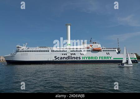 Scandlines Hybrid Ferry, barca a vela, fiume Warnow, Hanse Sail, Warnemünde, Rostock, Meclemburgo-Pomerania occidentale, Germania Foto Stock