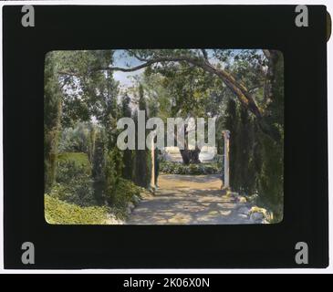 "Arcady", George Owen Knapp House, Sycamore Canyon Road, Montecito, California, 1917. Architettura della casa: Casa in stile missione italiana di Ralph Radcliffe-Whitehead, costruita da Christopher Tornoe e ampliata da E. Russell Ray nel 1911 per George Owen Knapp. Paesaggio: Francis Townsend Underhill, giardino inferiore, 1914; Carlton Monroe Winslow con Charles Gibbs Adams, giardino superiore, circa 1913; Charles R. Waugh, 1912-1928, Sovrintendente della proprietà; John Scott, giardiniere principale. Foto Stock