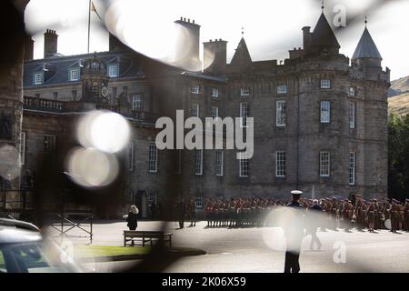 Edimburgo, Scozia, 10 settembre 2022. I militari, tra cui i Royal Scots, provano i loro movimenti al Palazzo di Holyroodhouse il giorno prima dell'arrivo del focolare con la bara di sua Maestà la Regina Elisabetta II, a Edimburgo, Scozia, 10 settembre 2022. Photo credit: Jeremy Sutton-Hibbert/ Alamy Live news. Foto Stock