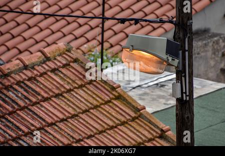 Marsiglia, Francia. 08th Set, 2022. Una lampada da strada accesa durante il giorno a Marsiglia. Credit: SOPA Images Limited/Alamy Live News Foto Stock