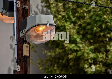 Marsiglia, Francia. 08th Set, 2022. Una lampada da strada accesa durante il giorno a Marsiglia. Credit: SOPA Images Limited/Alamy Live News Foto Stock