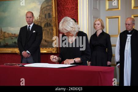 La Regina firma la proclamazione di adesione di Re Carlo III durante la cerimonia del Consiglio di adesione al Palazzo di San Giacomo, Londra, dove Re Carlo III è formalmente proclamato monarca. Carlo divenne automaticamente Re alla morte della madre, ma il Consiglio di adesione, cui hanno partecipato Consiglieri privati, conferma il suo ruolo. Data immagine: Sabato 10 settembre 2022. Foto Stock