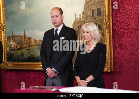 Il Principe di Galles e la Regina durante la cerimonia del Consiglio di adesione a St James's Palace, Londra, dove Re Carlo III è formalmente proclamato monarca. Carlo divenne automaticamente Re alla morte della madre, ma il Consiglio di adesione, cui hanno partecipato Consiglieri privati, conferma il suo ruolo. Data immagine: Sabato 10 settembre 2022. Foto Stock