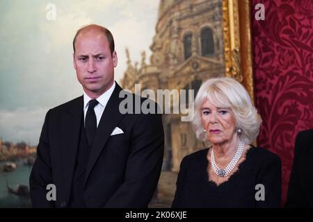 Il Principe di Galles e la Regina durante la cerimonia del Consiglio di adesione a St James's Palace, Londra, dove Re Carlo III è formalmente proclamato monarca. Carlo divenne automaticamente Re alla morte della madre, ma il Consiglio di adesione, cui hanno partecipato Consiglieri privati, conferma il suo ruolo. Data immagine: Sabato 10 settembre 2022. Foto Stock