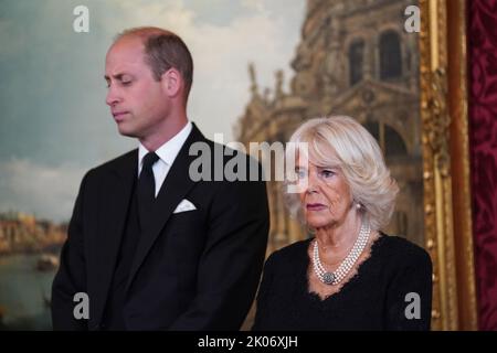 Il Principe di Galles e la Regina durante la cerimonia del Consiglio di adesione a St James's Palace, Londra, dove Re Carlo III è formalmente proclamato monarca. Carlo divenne automaticamente Re alla morte della madre, ma il Consiglio di adesione, cui hanno partecipato Consiglieri privati, conferma il suo ruolo. Data immagine: Sabato 10 settembre 2022. Foto Stock