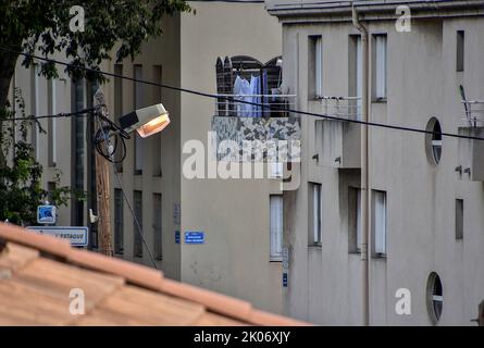 Marsiglia, Francia. 08th Set, 2022. Una lampada da strada accesa durante il giorno a Marsiglia. Credit: SOPA Images Limited/Alamy Live News Foto Stock