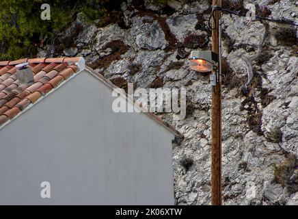 Marsiglia, Francia. 08th Set, 2022. Una lampada da strada accesa durante il giorno a Marsiglia. (Foto di Gerard Bottino/SOPA Images/Sipa USA) Credit: Sipa USA/Alamy Live News Foto Stock