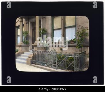 Janitor Apartment, 137 East 30th Street, New York, New York, c1922. Paesaggio: Il janitor. Le fotografie di questo giardino sono state inserite nella mostra fotografica del City Gardens Club of New York City del 1922 al New York Camera Club. Foto Stock