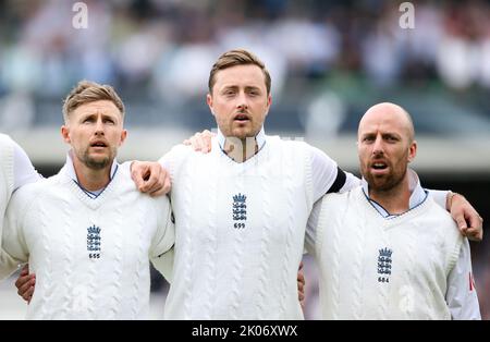 Joe Root, Oliver Robinson e Jack Leach durante l'inno nazionale durante il terzo LV= Insurance Test Day 3 di 5 Inghilterra vs Sud Africa al Kia Oval, Londra, Regno Unito, 10th settembre 2022 (Foto di ben Whitley/News Images) Foto Stock