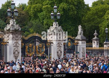 Folle fuori da Buckingham Palace, nel centro di Londra UK, il giorno dopo l'annuncio della morte della regina Elisabetta II Foto Stock