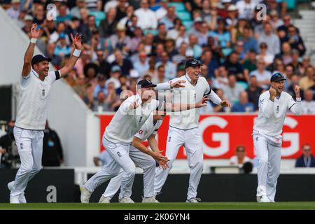 James Anderson, ben Stokes, Harry Brook, Zak Crawley e Joe Root celebrano dopo le ciotole di Oliver Robinson Keegan Petersen in Sudafrica durante il terzo LV= Insurance Test Day 3 del 5 Inghilterra vs Sud Africa al Kia Oval, Londra, Regno Unito, 10th settembre 2022 (Foto di ben Whitley/News Images) Foto Stock