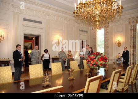 I membri dell'esercito 86th combattimenti aerei Guerrieri feriti in tournée nella Casa Bianca e dintorni con il segretario Steve Preston. Foto Stock