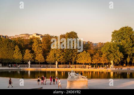 Bassin ottogonale, stagno ottogonale al tramonto, Jardin des Tuileries, Parigi, Francia Foto Stock