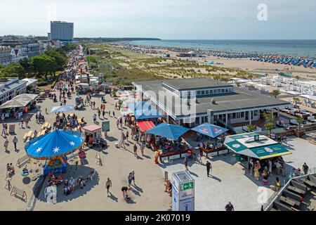 Vista dal faro, spiaggia, Hanse Sail, Warnemünde, Rostock, Meclemburgo-Pomerania occidentale, Germania Foto Stock