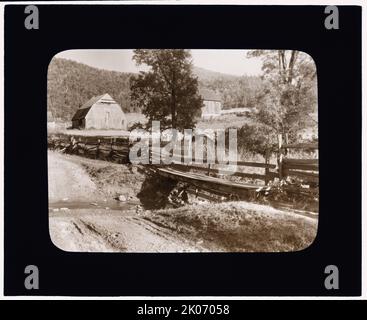 Brown's Cove, Garth Road, Albemarle County, Virginia, 1933. Ruscello con ponte pedonale che conduce a fienili; include recinzioni di ferrovia spaccata con montagne sullo sfondo. Foto Stock