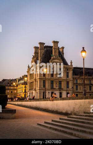 Louvre al crepuscolo, Jardin des Tuileries, Parigi, Francia Foto Stock