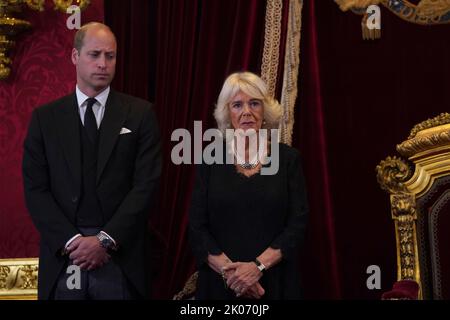 Il Principe di Galles e la Regina durante il Consiglio di adesione a St James's Palace, Londra, dove Re Carlo III è formalmente proclamato monarca. Carlo divenne automaticamente Re alla morte della madre, ma il Consiglio di adesione, cui hanno partecipato Consiglieri privati, conferma il suo ruolo. Data immagine: Sabato 10 settembre 2022. Foto Stock