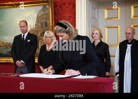 Signore Presidente del Consiglio Penny Mordaunt firma la proclamazione di adesione del re Carlo III, seguito (sinistra-destra indietro) dal Principe di Galles, dalla Regina, dal primo Ministro Liz Truss e dall'Arcivescovo di Canterbury, Justin Welby durante la cerimonia del Consiglio di adesione al Palazzo di St James, Londra, Dove Re Carlo III è formalmente proclamato monarca. Carlo divenne automaticamente Re alla morte della madre, ma il Consiglio di adesione, cui hanno partecipato Consiglieri privati, conferma il suo ruolo. Data immagine: Sabato 10 settembre 2022. Foto Stock