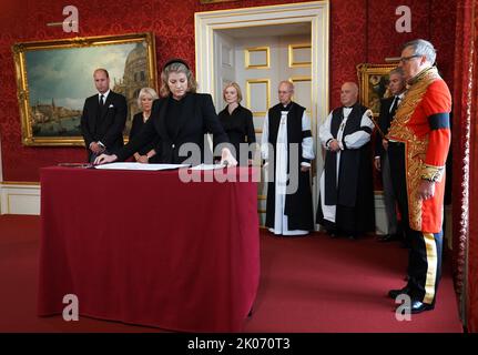 Il Presidente del Consiglio Penny Mordaunt firma la proclamazione di adesione del re Carlo III, seguito (sinistra-destra indietro) dal Principe di Galles, dalla Regina, dal primo Ministro Liz Truss, dall'Arcivescovo di Canterbury, da Justin Welby, dall'Arcivescovo di York, da Stephen Cottrell, Signore Cancelliere del Consiglio privato Brandon Lewis e Conte Marshal, Edward Fitzalan-Howard, il Duca di Norfolk durante la cerimonia del Consiglio di adesione al Palazzo di St James, Londra, dove Re Carlo III è formalmente proclamato monarca. Carlo divenne automaticamente Re alla morte della madre, ma il Consiglio di adesione, ha partecipato Foto Stock