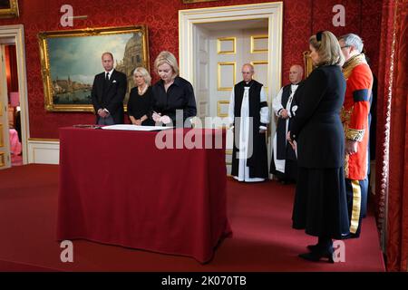 Il primo ministro Liz Truss firma la proclamazione di adesione del re Carlo III, seguito (sinistra-destra indietro) dal Principe di Galles, dalla Regina, Arcivescovo di Canterbury, Justin Welby, Arcivescovo di York, Stephen Cottrell, Conte Marshal, Edward Fitzalan-Howard, il Duca di Norfolk e Signore Presidente del Consiglio Penny Mordaunt durante la cerimonia del Consiglio di adesione a St James's Palace, Londra, dove Re Carlo III è formalmente proclamato monarca. Carlo divenne automaticamente Re alla morte della madre, ma il Consiglio di adesione, cui hanno partecipato Consiglieri privati, conferma il suo ruolo. Immagine da Foto Stock