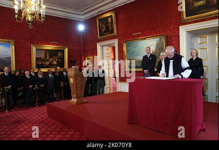 L'arcivescovo di Canterbury, Justin Welby firma la proclamazione di adesione del re Carlo III durante la cerimonia del Consiglio di adesione a St James's Palace, Londra, dove il re Carlo III è formalmente proclamato monarca. Carlo divenne automaticamente Re alla morte della madre, ma il Consiglio di adesione, cui hanno partecipato Consiglieri privati, conferma il suo ruolo. Data immagine: Sabato 10 settembre 2022. Foto Stock